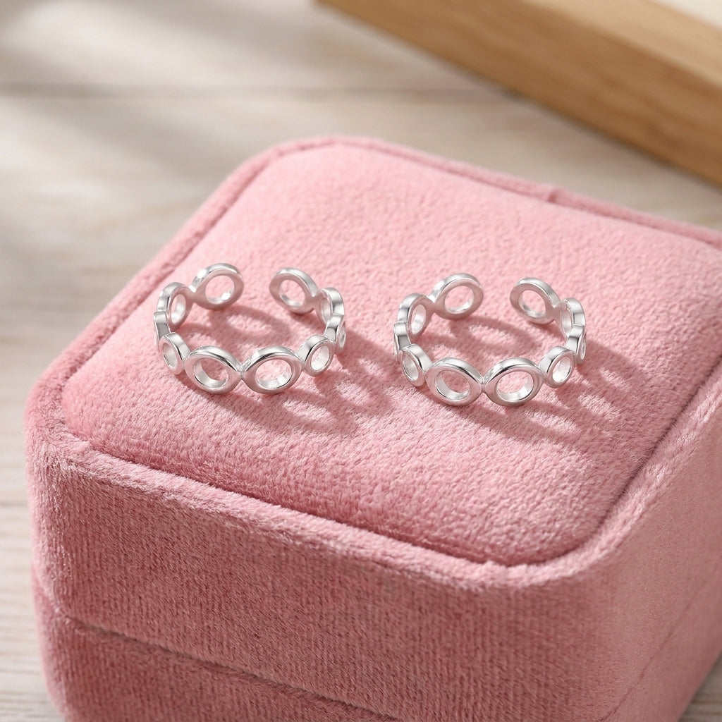 Infinity Circle Link Silver Toe Rings - close-up detail in 925 sterling silver